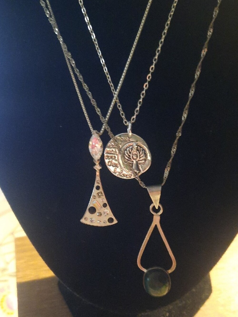 3 Dainty Necklaces. - Picture 7 of 7